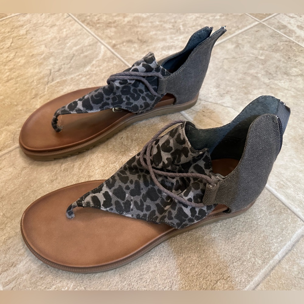 Very G Gladiator Leopard Print Sandals 9